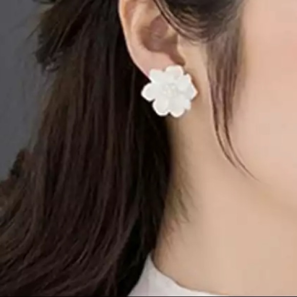 Beautiful Camellia Earrings - In Pink - Picture 7 of 8